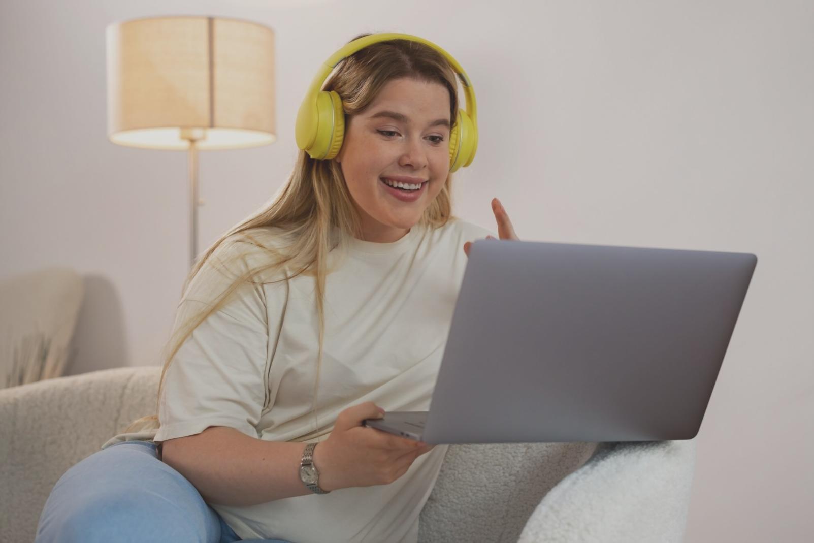 Echipa lumyrianex lucrând la dezvoltarea programelor educaționale financiare