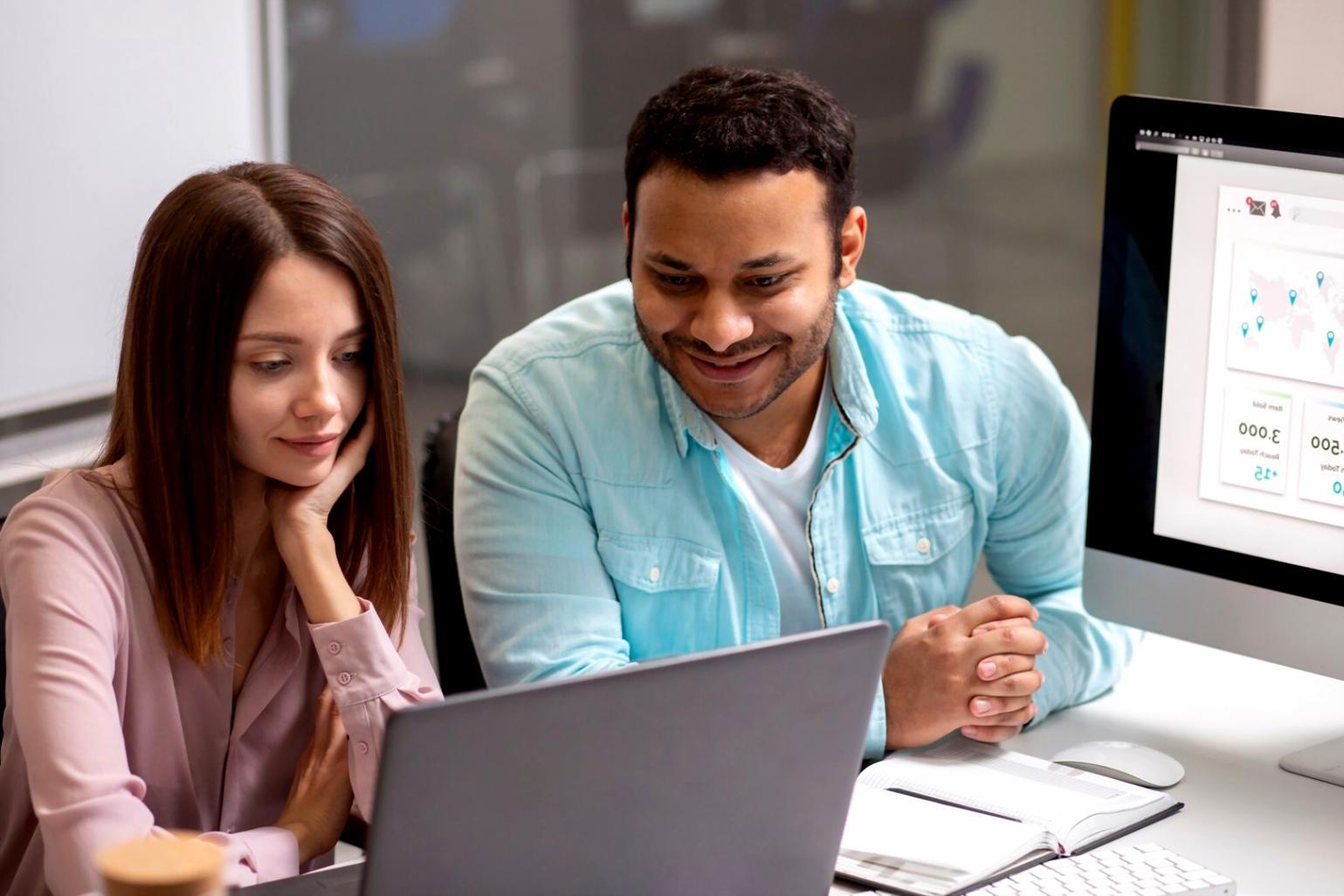 Persoană analizând documente financiare și planificând strategii de buget